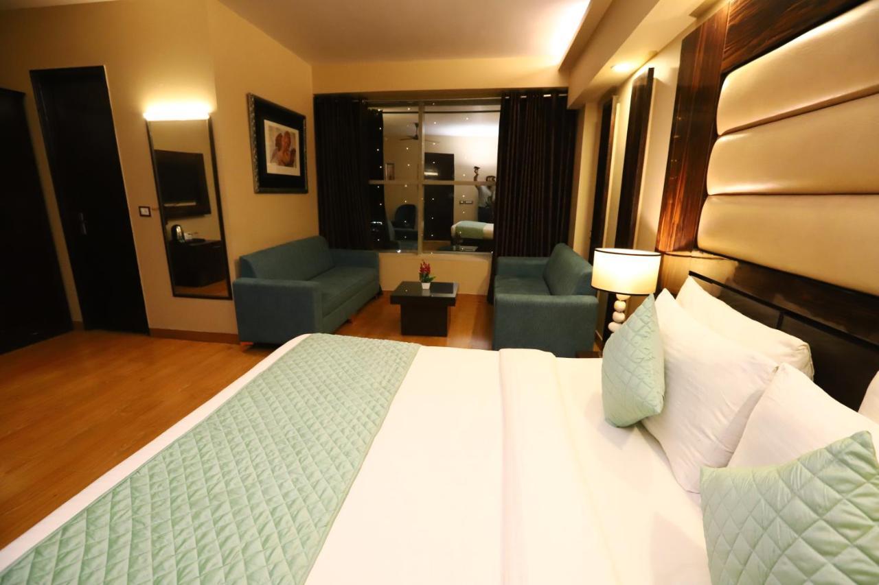 The Palm Spring A Boutique Hotel Naraina ニューデリー エクステリア 写真